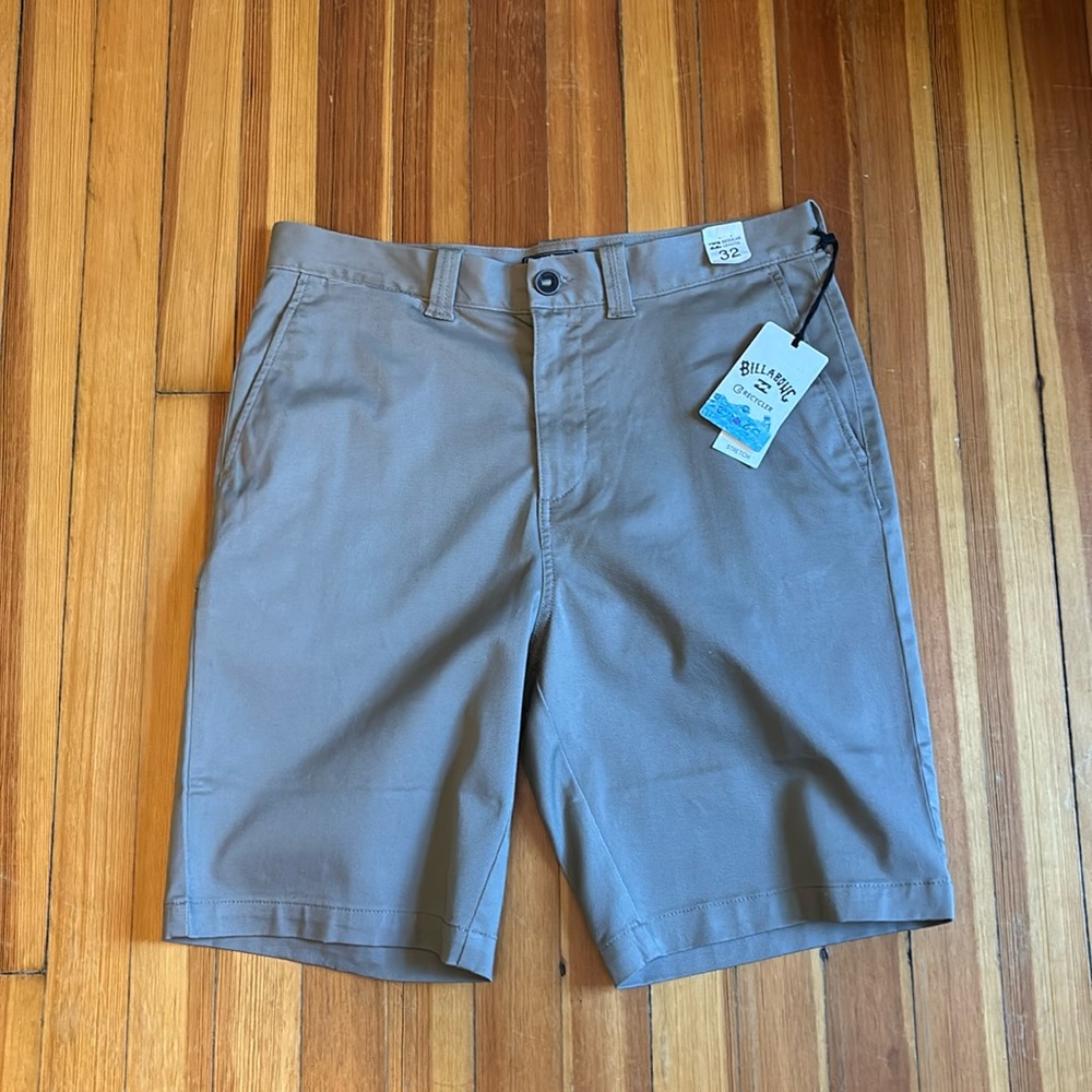 New with Tags!!! Mens Billabong Khaki Shorts Size 32